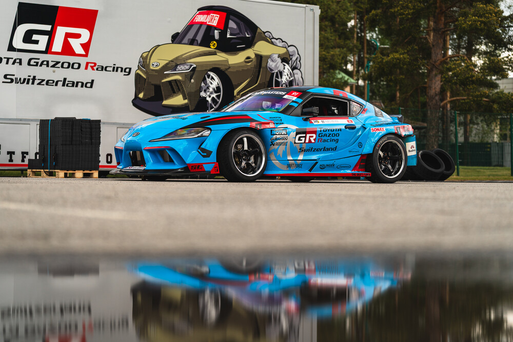 European Drift Masters 2025 Finnland, Yves Meyer, Toyota GR Supra neben Renntransporter©Jordan Butters.jpg