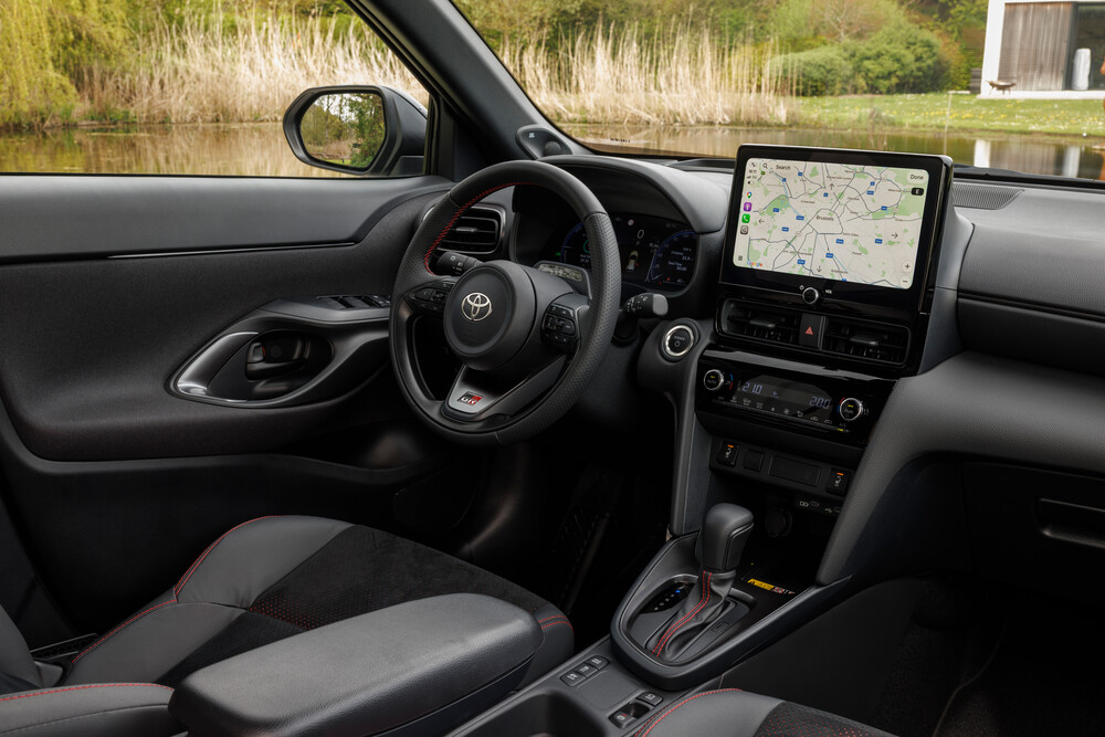 2026_yariscross_stormgrey_interior_02.jpg