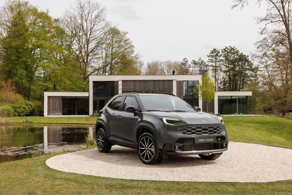 2026_yariscross_stormgrey_static_03.jpg