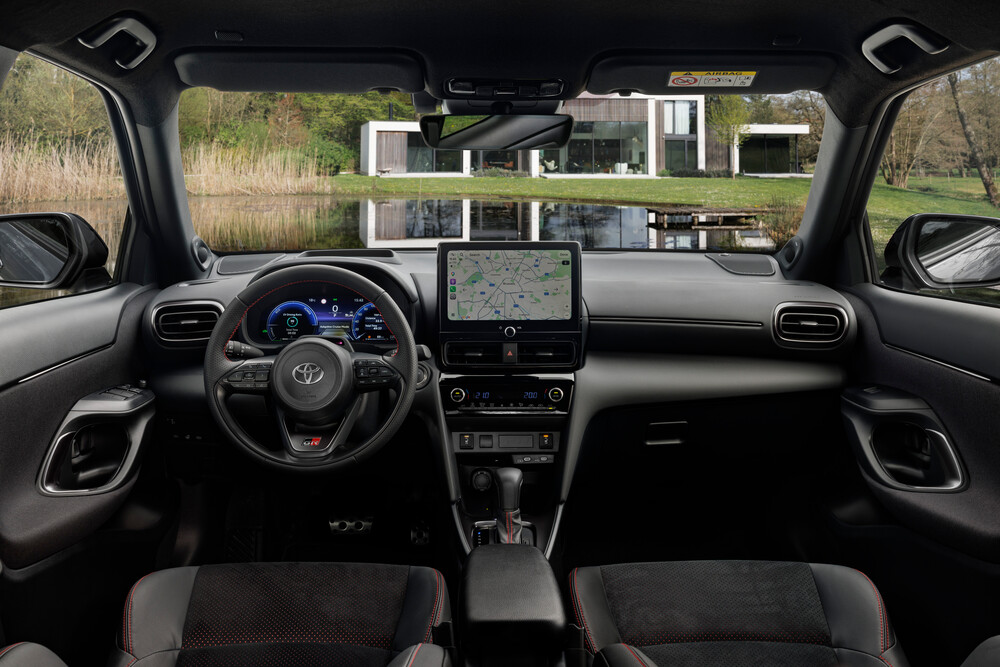 2026_yariscross_stormgrey_interior_01.jpg