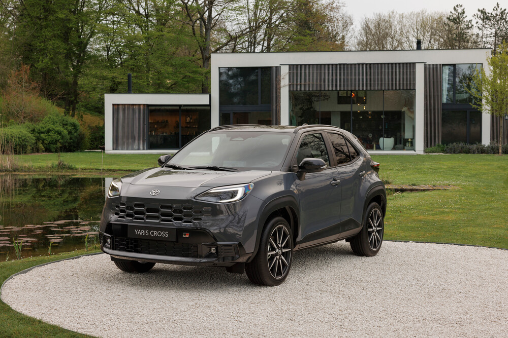 2026_yariscross_stormgrey_static_04.jpg