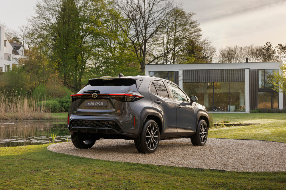 2026_yariscross_stormgrey_static_10.jpg