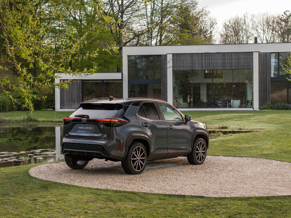 2026_yariscross_stormgrey_static_09.jpg