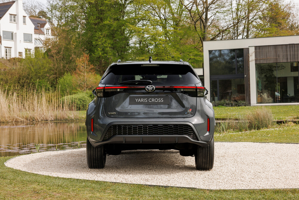 2026_yariscross_stormgrey_static_08.jpg